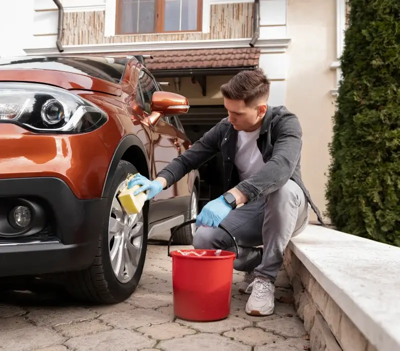 Lavage auto à domicile Mauzé-sur-le-Mignon : professionnel intervenant sur un véhicule